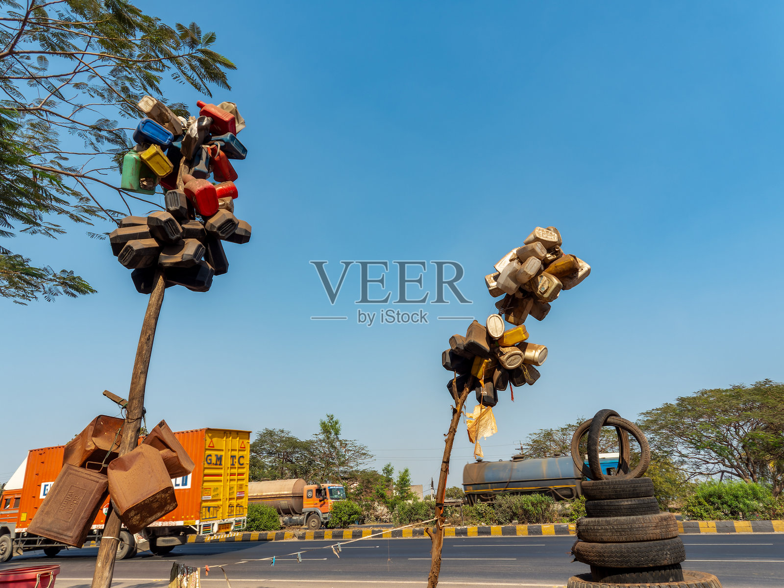 国道48旁的塑料和锡废料回收店照片摄影图片