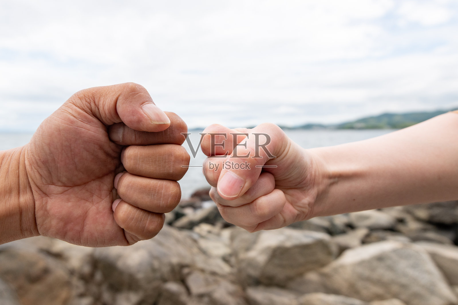 两个人的拳头相碰照片摄影图片