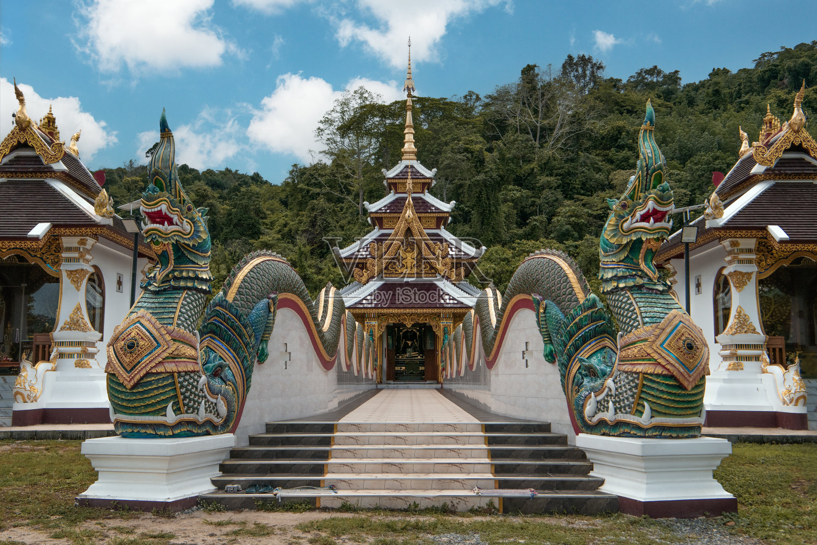 Wat Khao Sawan Tak是泰国昌迪布里省的一座兰纳风格的寺庙地标。照片摄影图片
