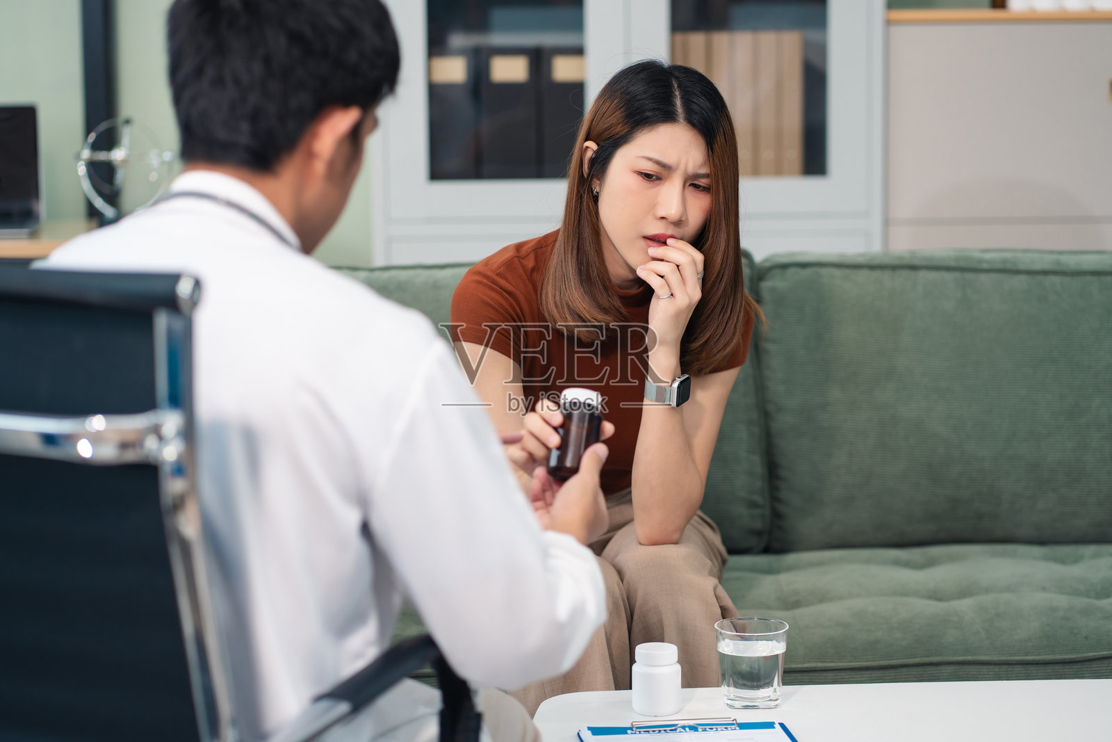 女性患者在精神病诊所接受抑郁症和压力治疗。照片摄影图片