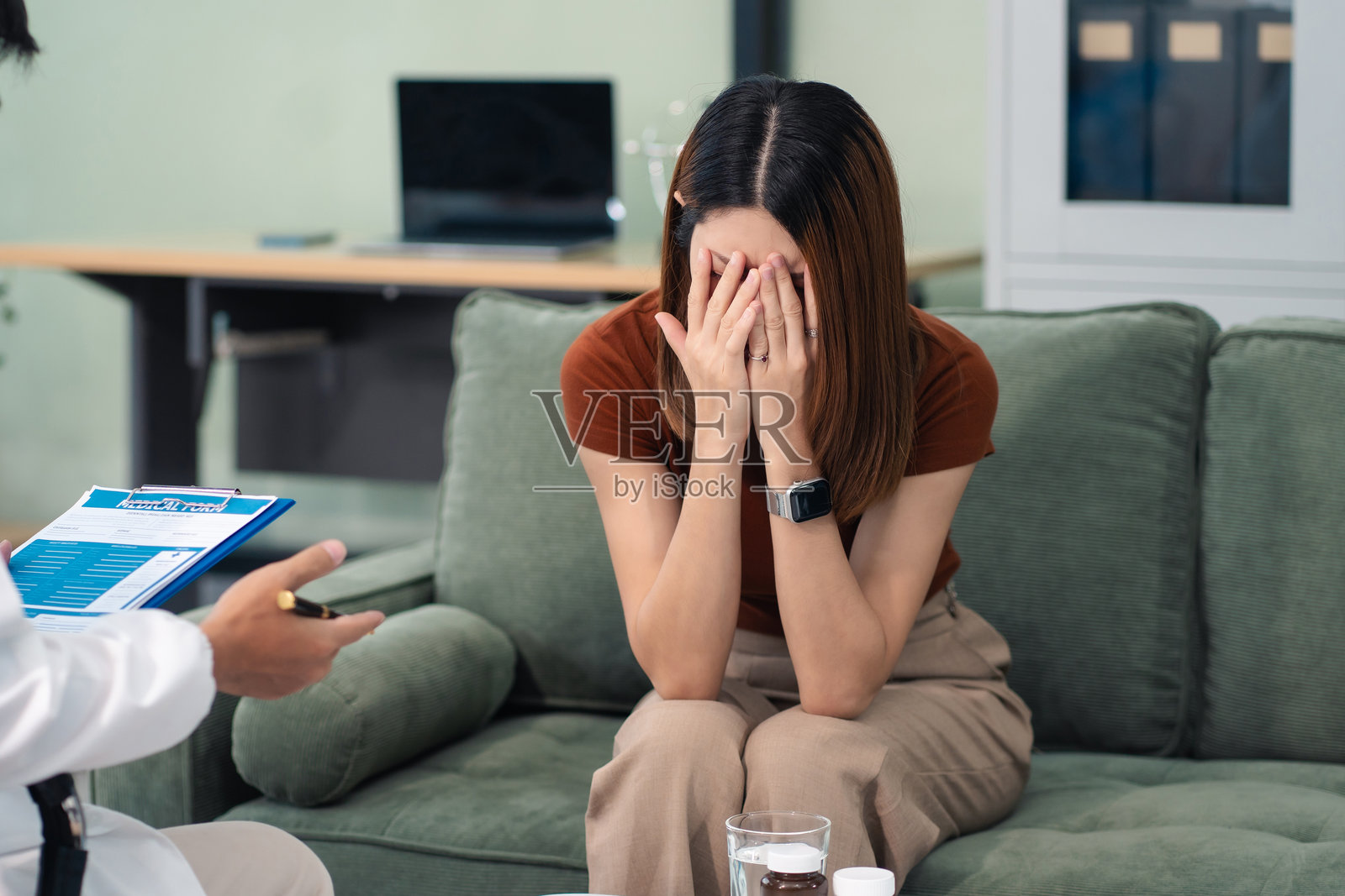 女性患者在精神科诊所接受抑郁症和压力治疗。照片摄影图片