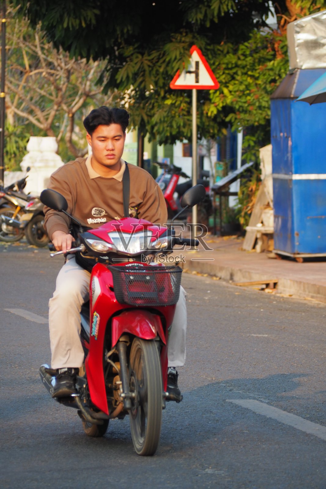 老挝琅勃拉邦的建筑与日常劳动照片摄影图片