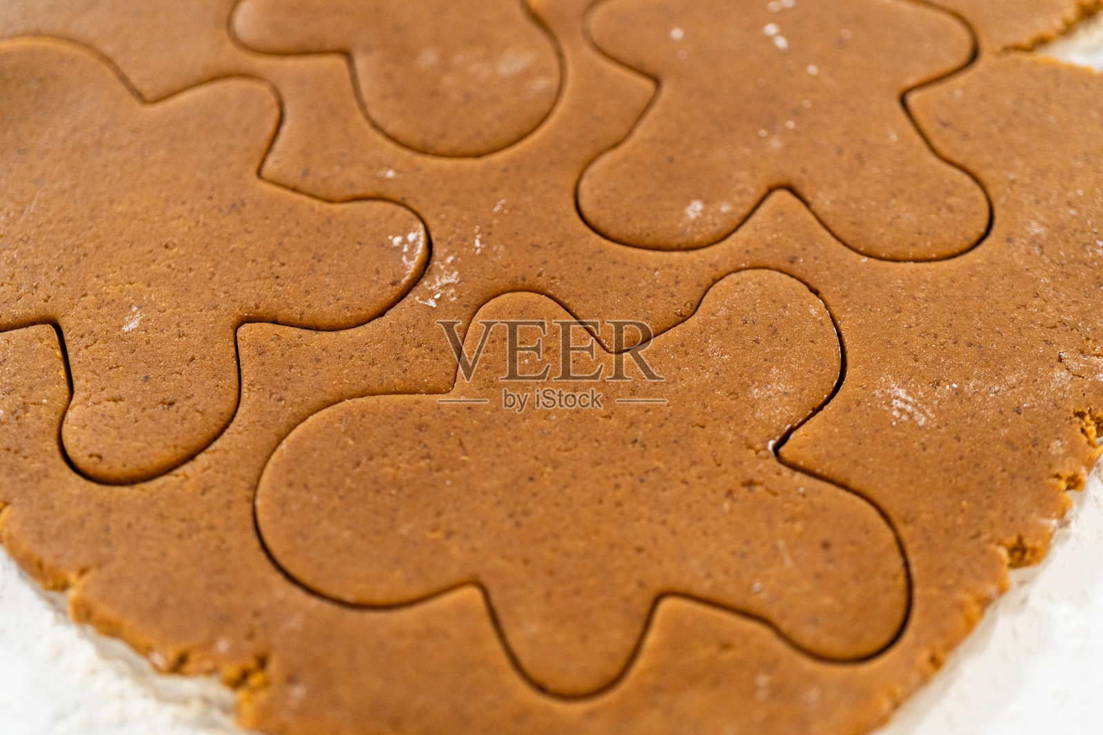 准备和烘焙经典姜饼人形状的姜饼饼干照片摄影图片