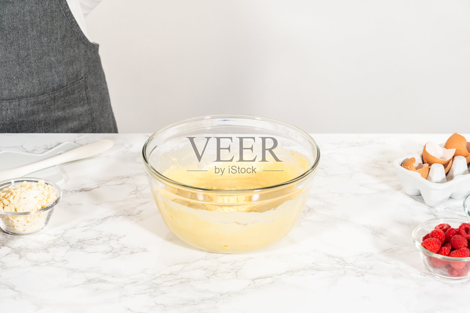 搅拌乐趣 - 开始准备圆环蛋糕面糊照片摄影图片