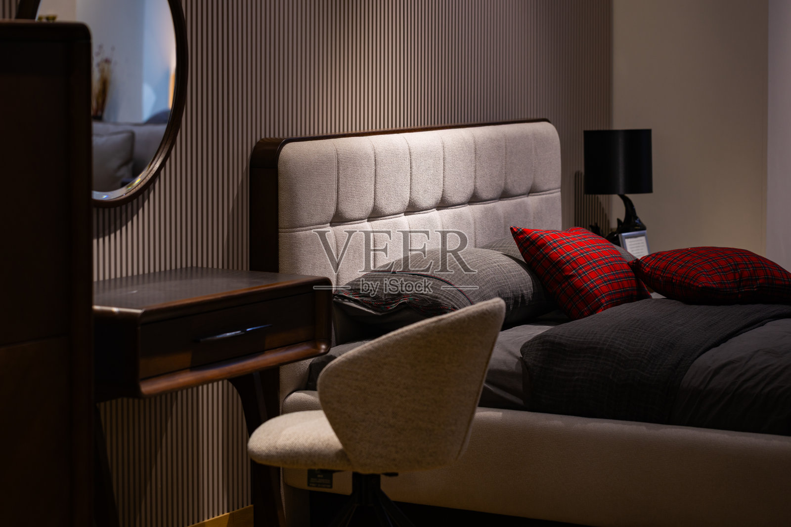 现代卧室室内设计，带有绗缝床头板照片摄影图片