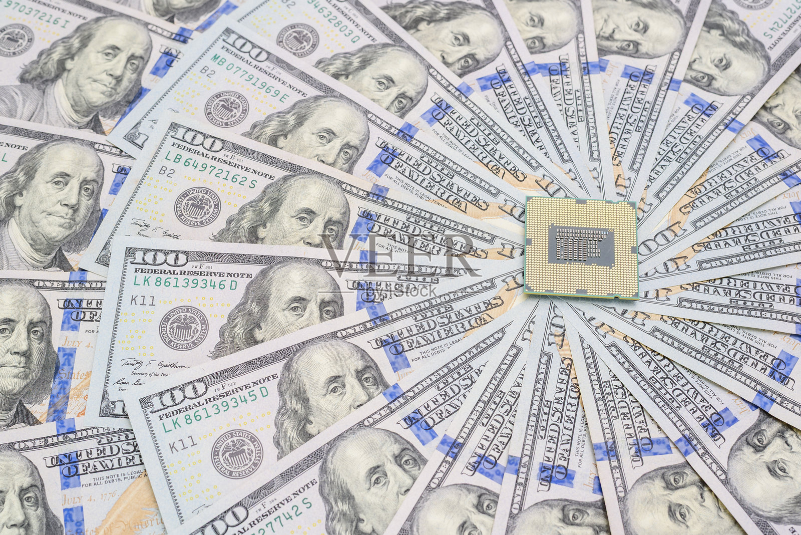 一枚微芯片置于一叠美金钞票之上，展现了技术创新与经济实力的交汇，反映了半导体在全球贸易和地缘政治中的关键作用。照片摄影图片