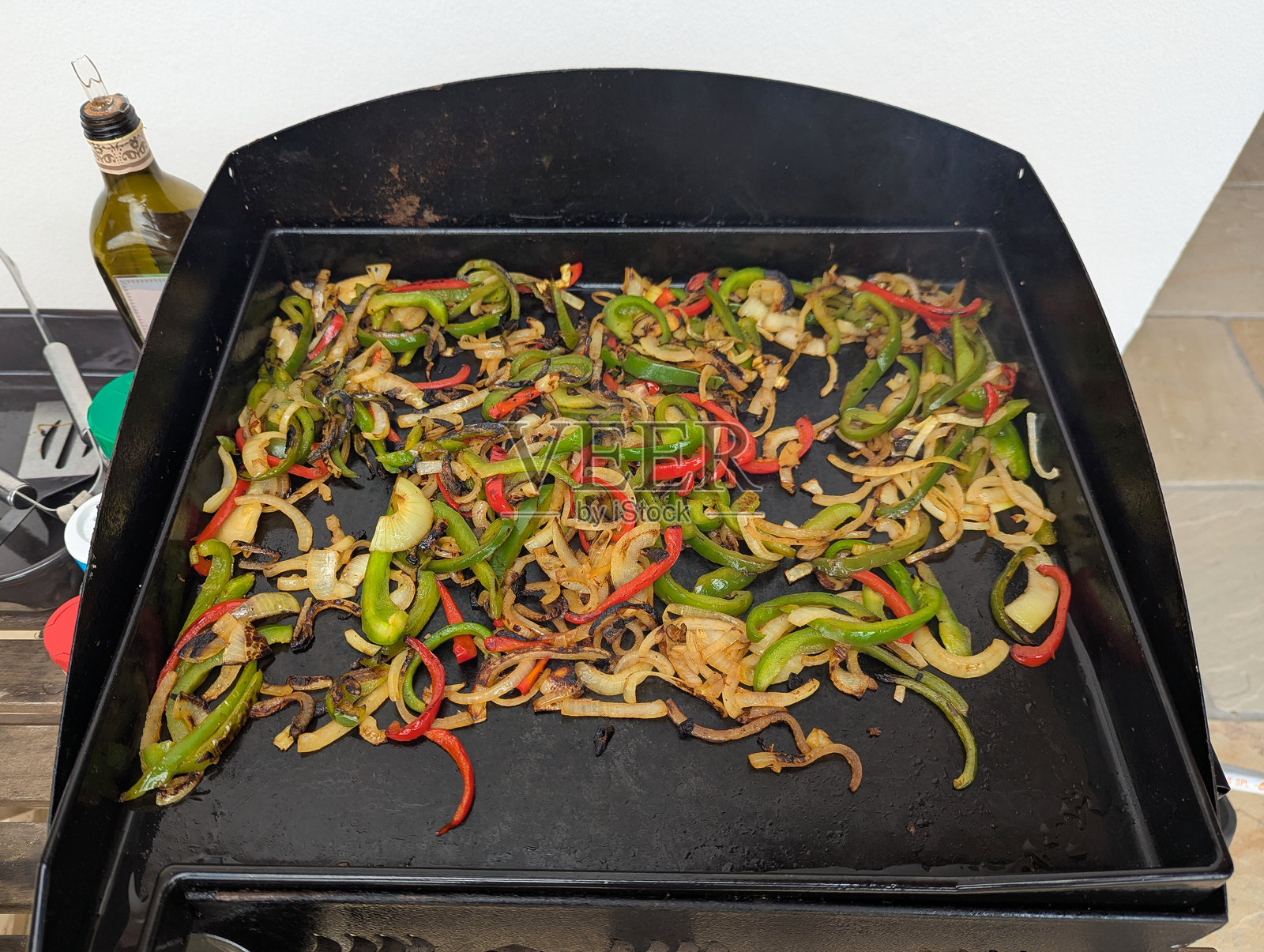 切好的蔬菜在烤架上翻炒照片摄影图片