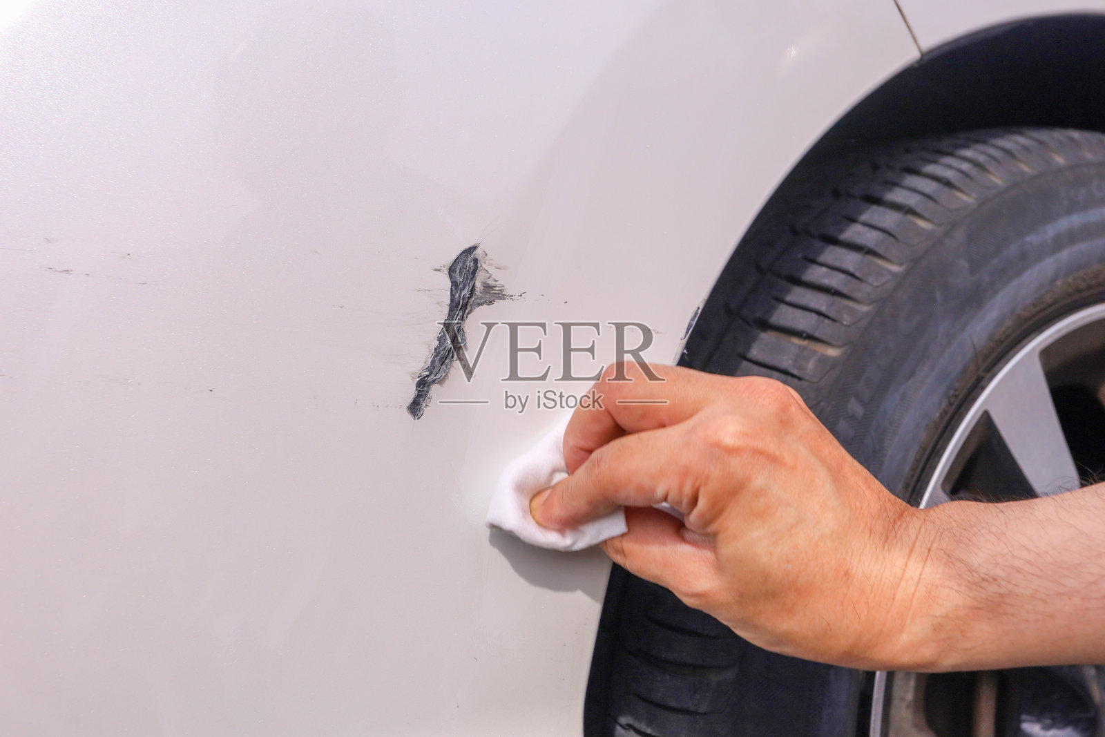 保险杠正在用修补剂修理。照片摄影图片