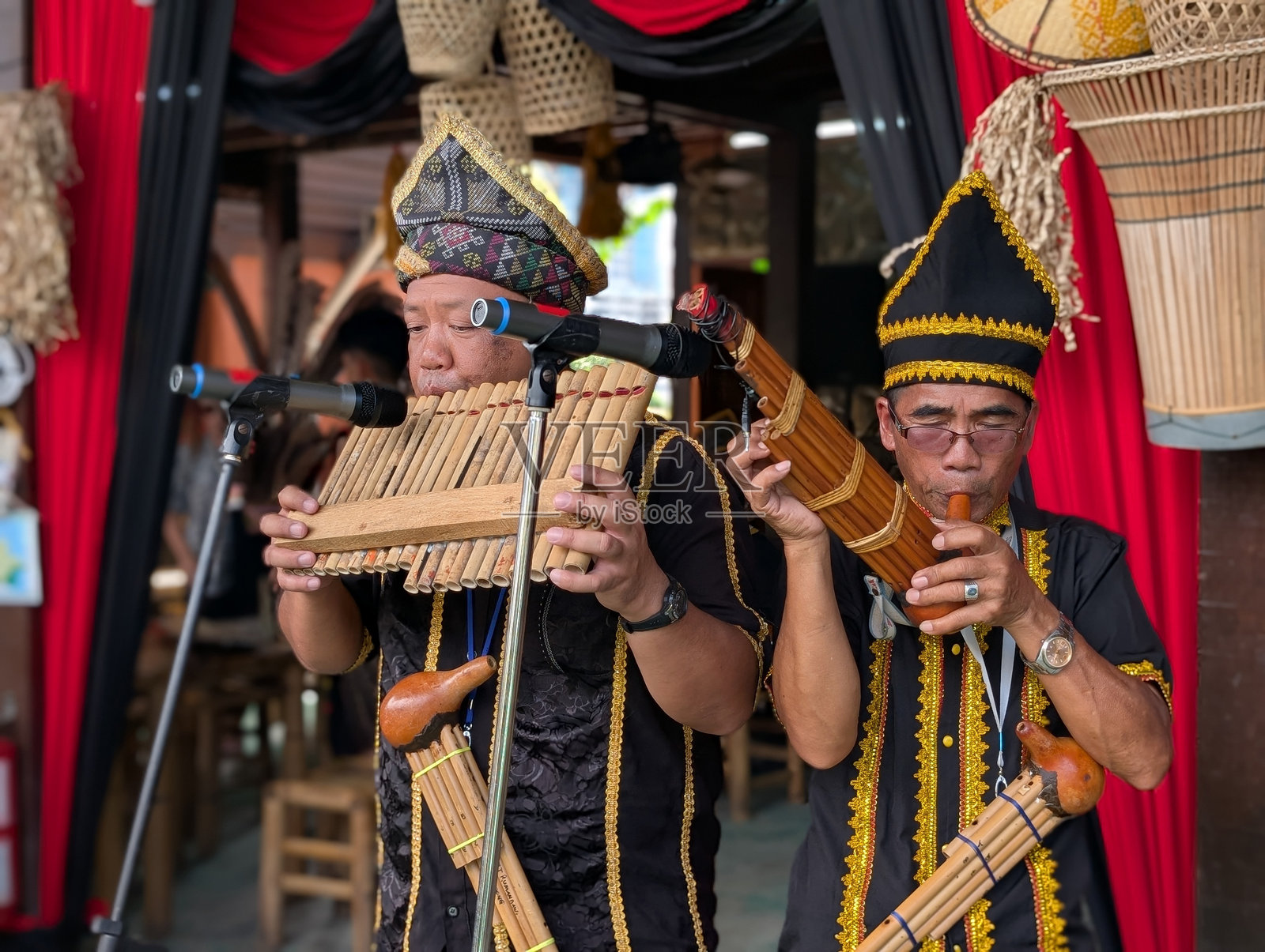 在卡马坦丰收节期间，男子吹奏索姆波顿和西农普鲁长笛。照片摄影图片