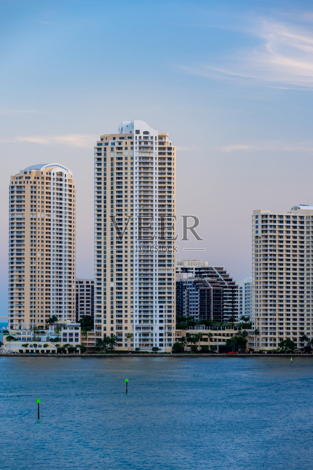 迈阿密布里克尔钥匙。日落时分高层公寓建筑的垂直航拍照片，临水而建。照片摄影图片