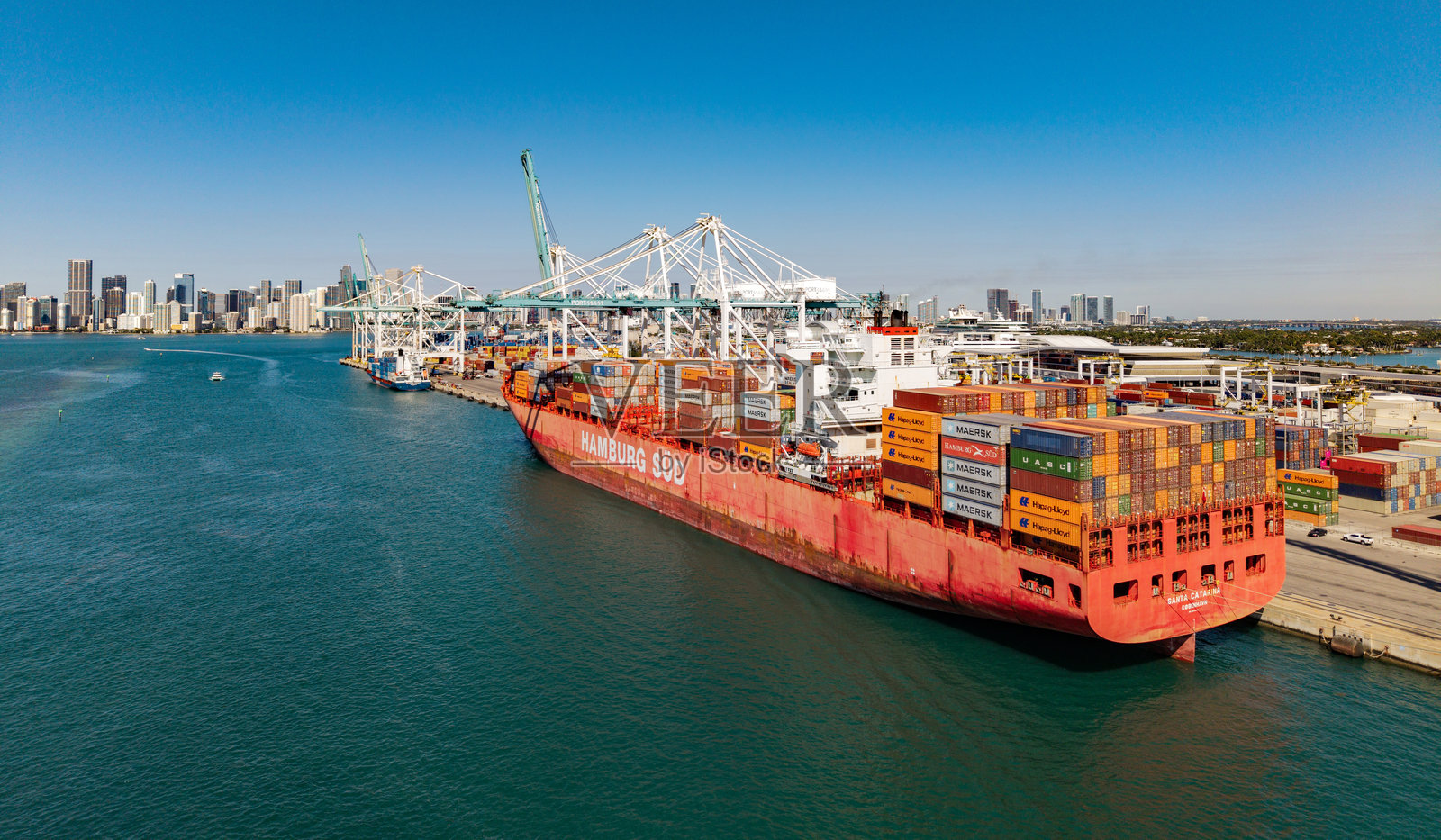 汉堡南方货船在迈阿密提供集装箱服务,鸟瞰图。货运集装箱在货船上。货船。迈阿密港。集装箱船。照片摄影图片