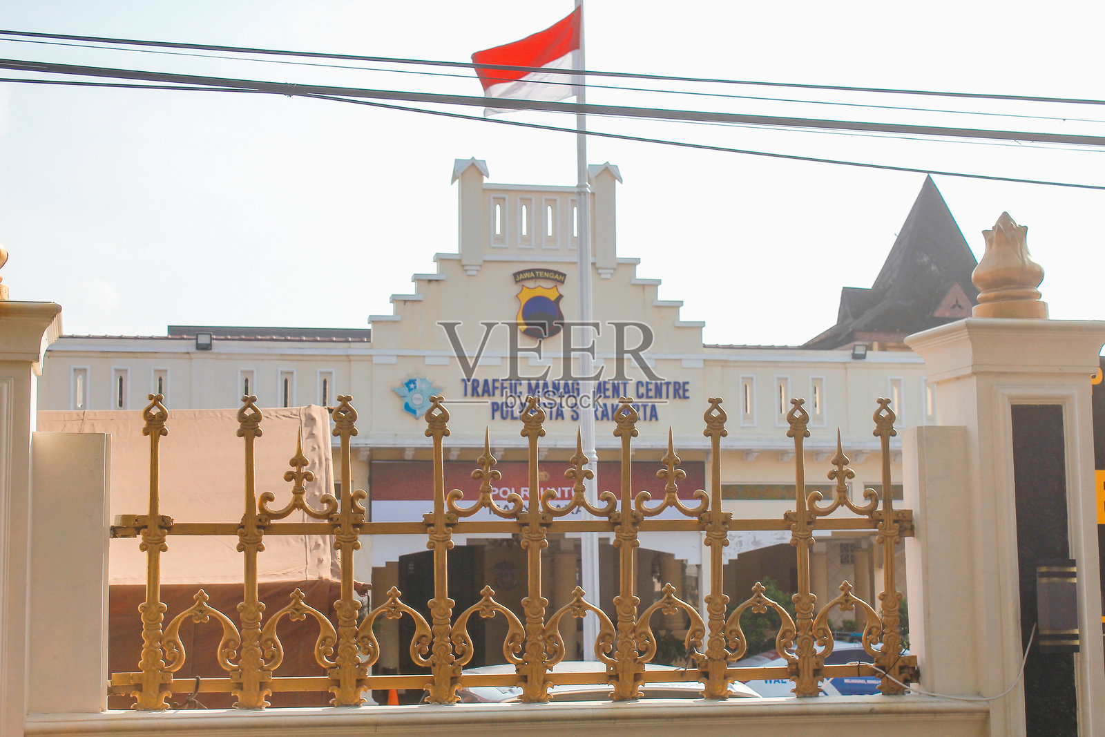 位于索洛市的苏拉卡塔警察局办公大楼被铁栅栏围住照片摄影图片