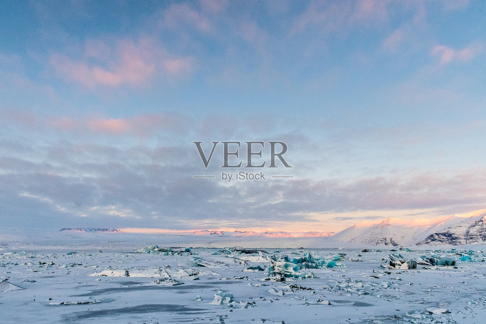 早晨的约库尔萨龙冰川湖照片摄影图片