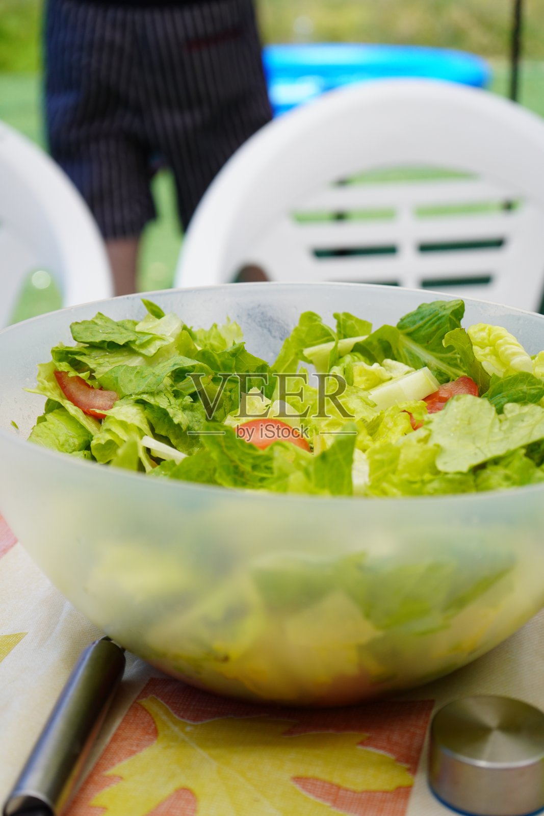 桌子上的一碗沙拉照片摄影图片