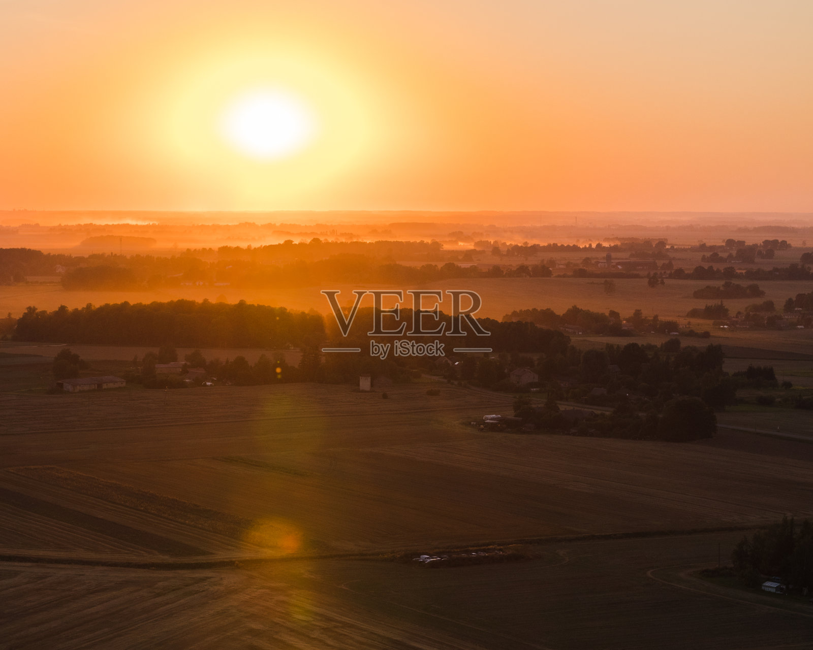 日落时分，天空映衬下的美丽风景。照片摄影图片