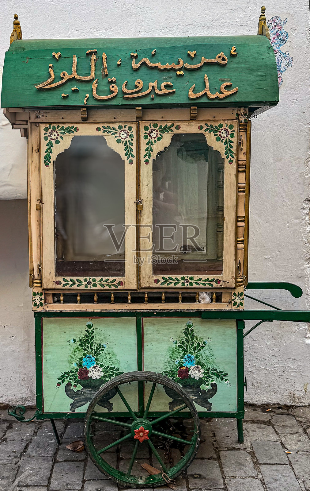 一个小贩推车照片摄影图片