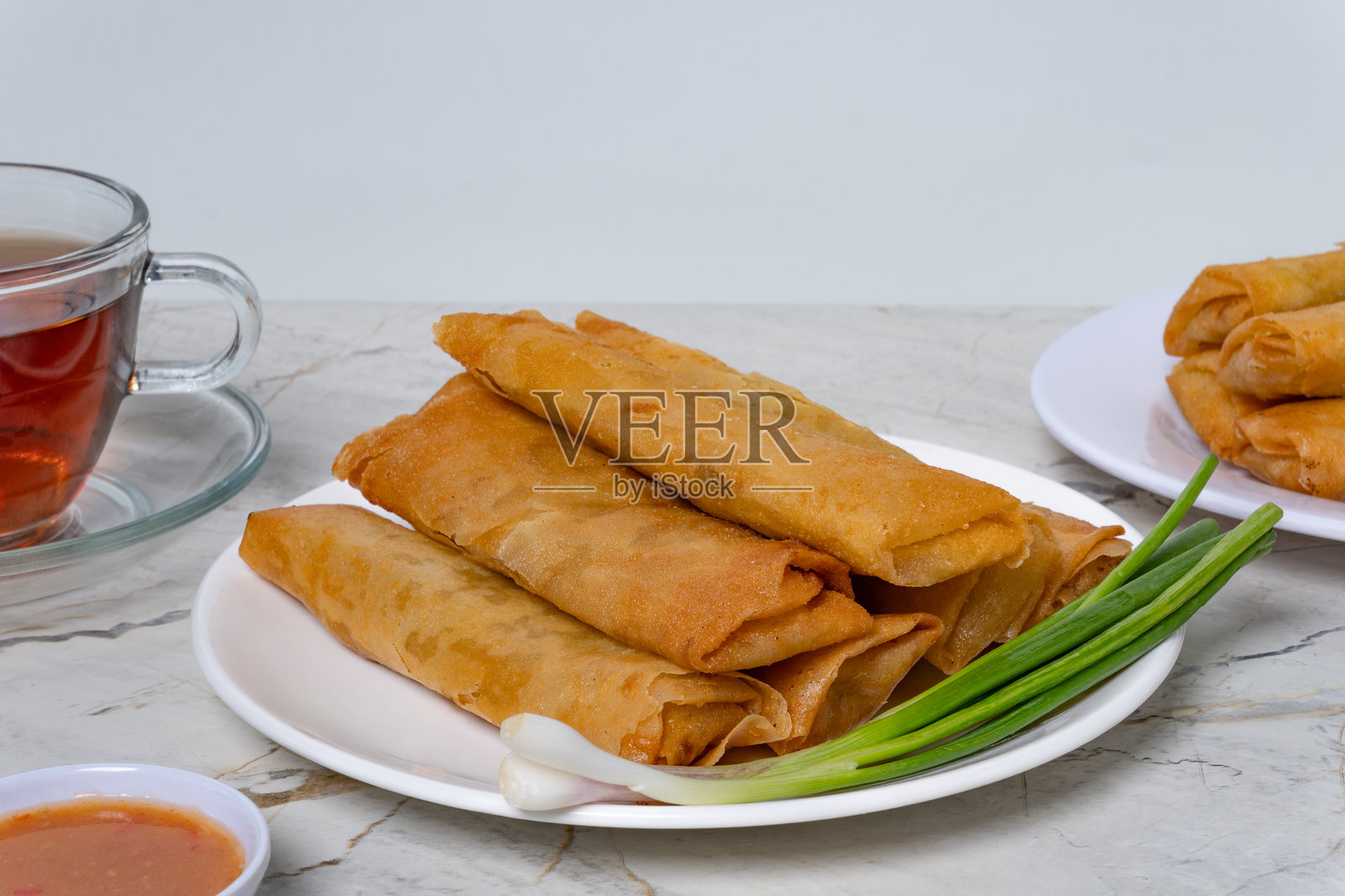 现代简约环境中的印尼春卷摆盘照片摄影图片