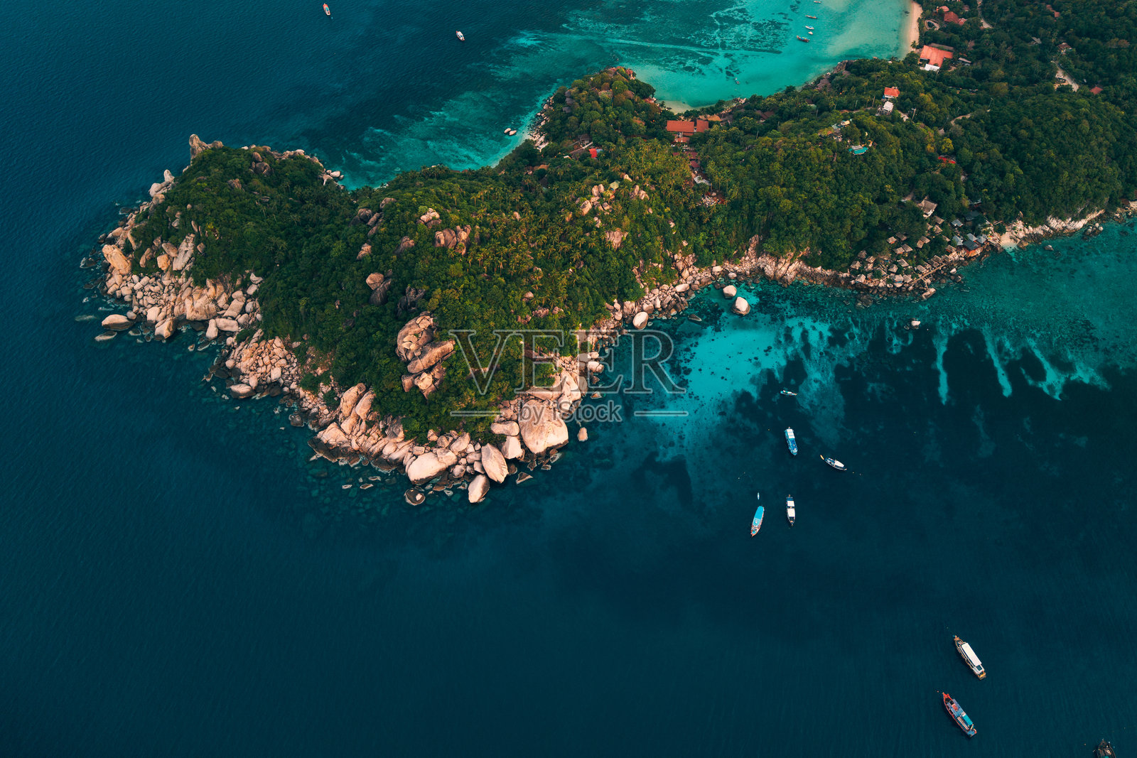 考陶的碧绿海水与岩石海岸照片摄影图片