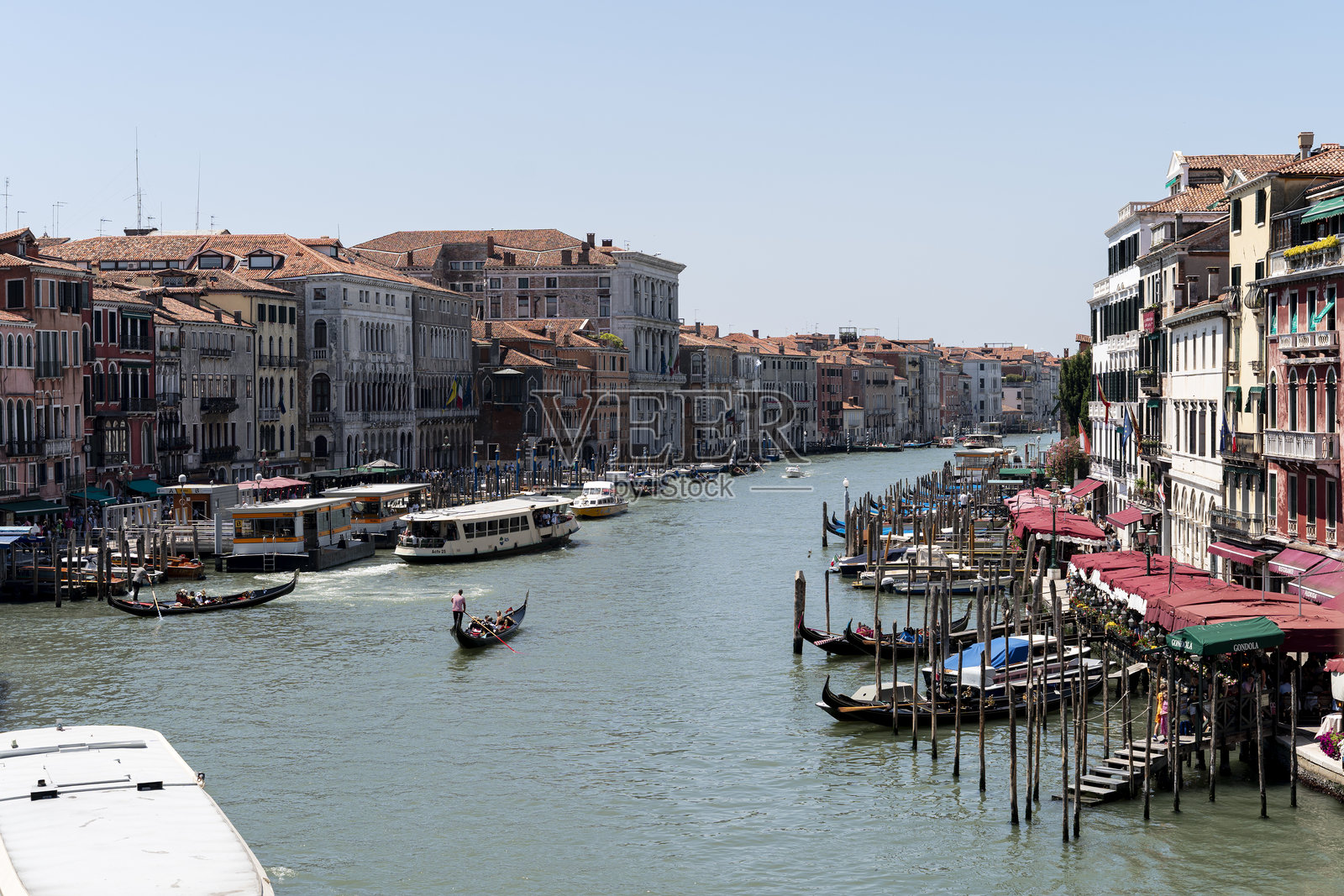 威尼斯大运河上行驶的贡多拉和小船照片摄影图片