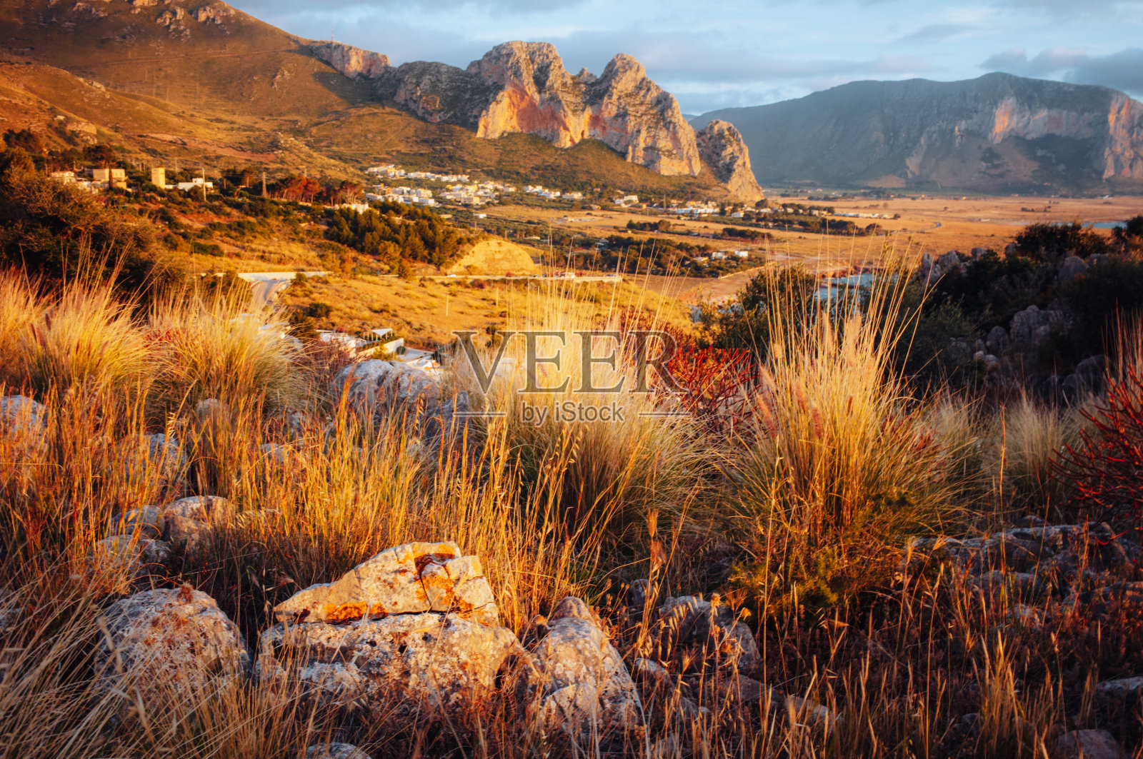 意大利圣维托洛卡波海滩的地中海水晶般清澈的绿松石色海水。照片摄影图片