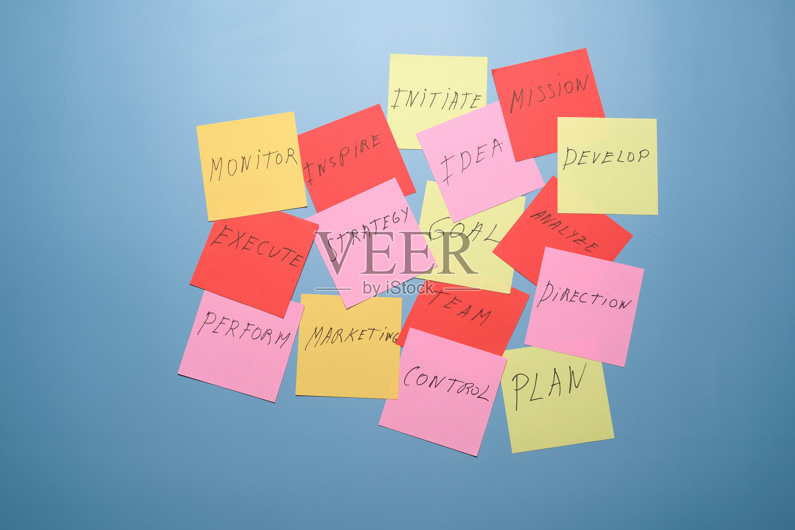 五颜六色的便利贴在蓝色背景上排列，用于项目规划和团队合作照片摄影图片