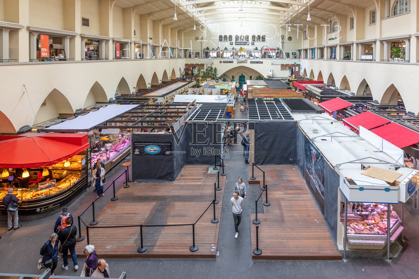 斯图加特市场大厅的内部景观，这是一座于1914年在市中心开放的艺术新潮建筑。现在它服务于市场的高端价格区间。照片摄影图片