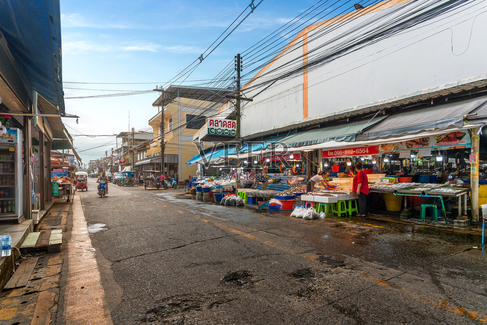 在泰国罗勇省的班佩海鲜市场，靠近前往著名旅游岛屿科萨美特的渡轮码头，清晨的氛围。照片摄影图片