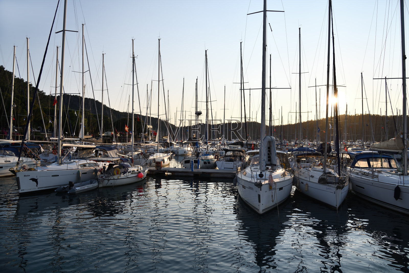 土耳其穆拉省费特希耶的埃切萨赖码头上的游艇和船只照片摄影图片