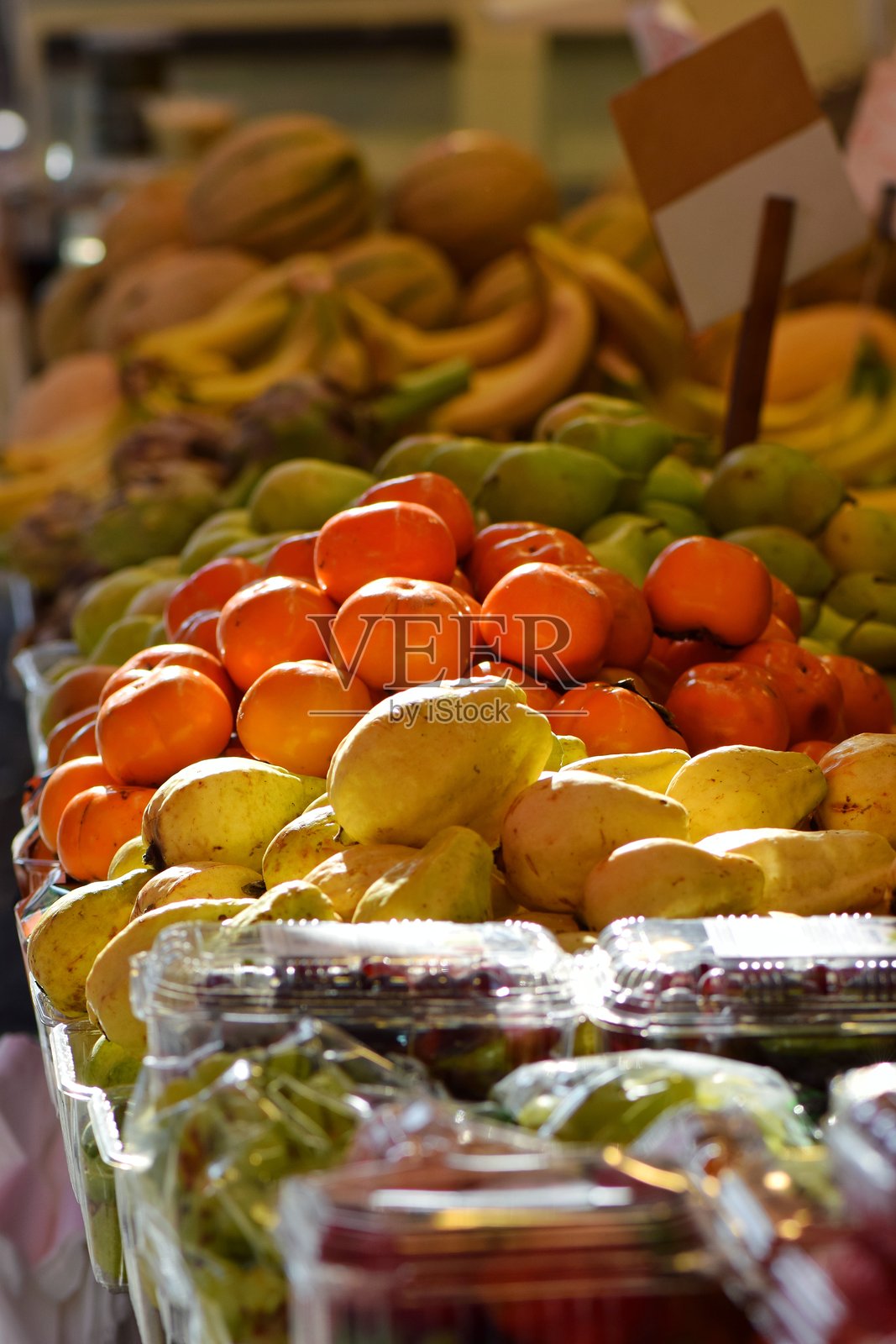 市场摊位上的五彩热带水果照片摄影图片