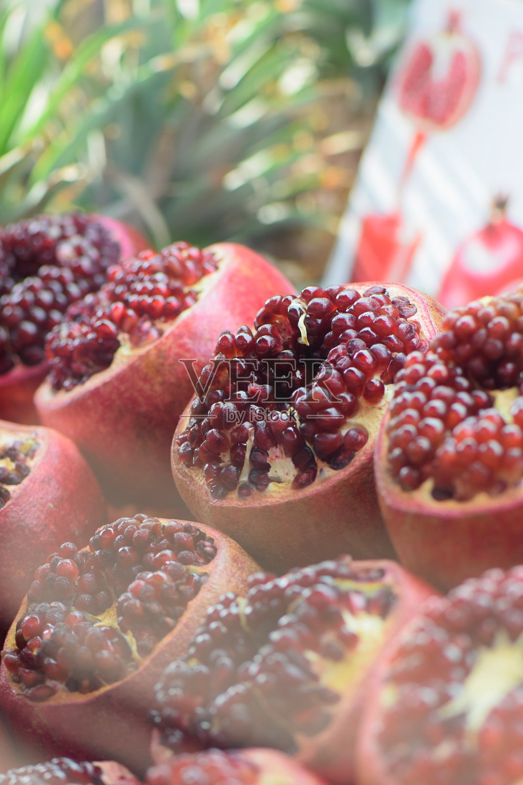 新鲜的石榴，露出种子照片摄影图片