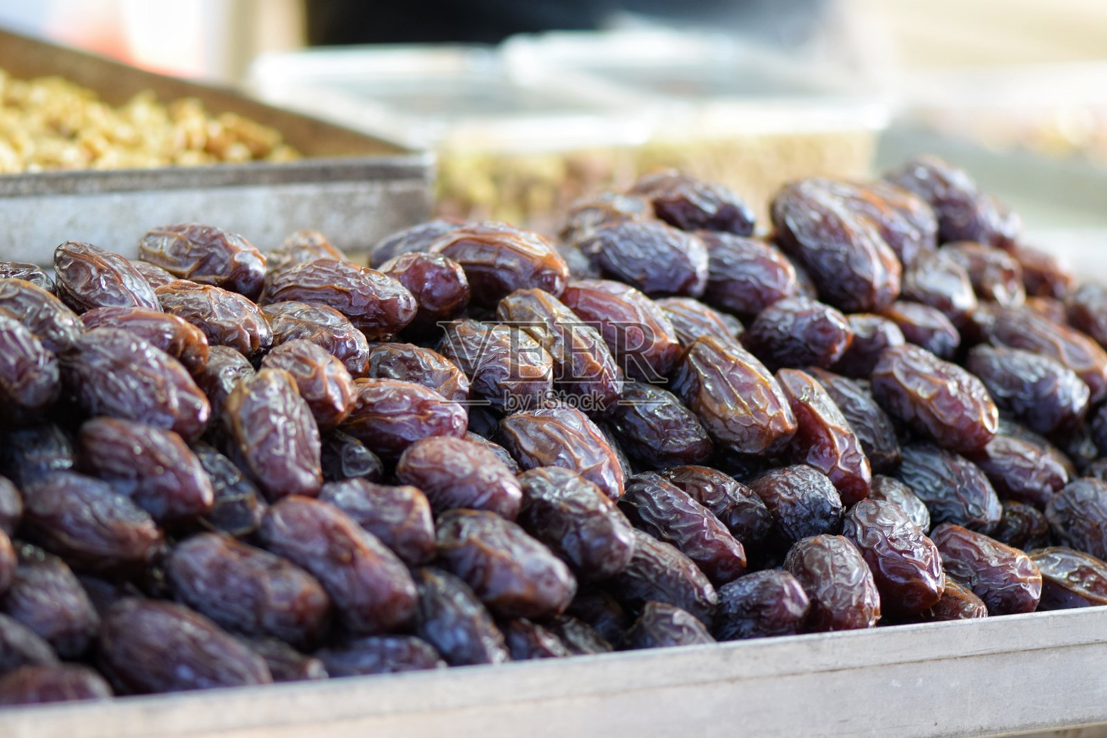 当地市场上的一堆梅乔尔枣照片摄影图片
