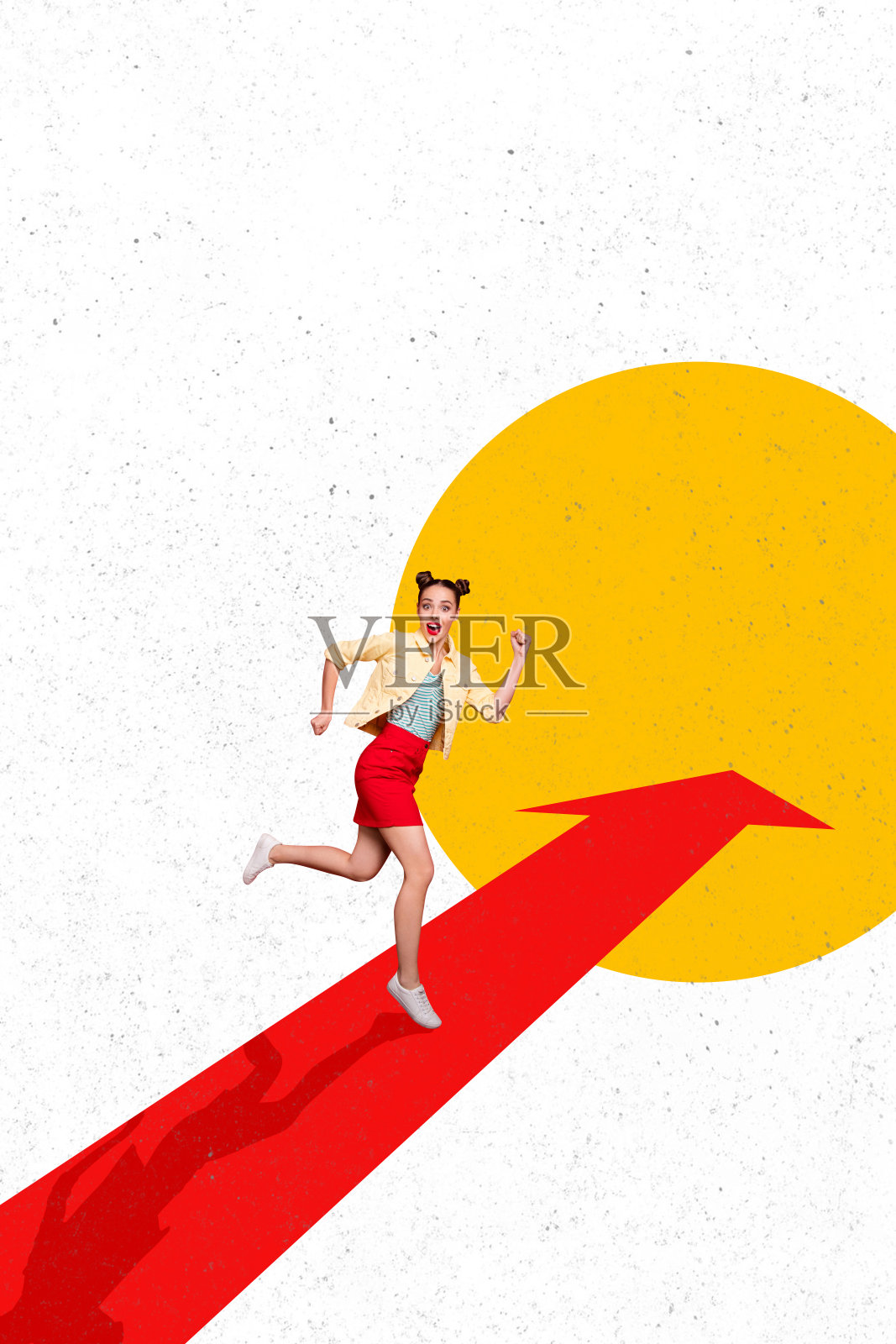 充满活力的年轻女性奔跑，移动着巨大的箭头，展示方向，瞄准圆球的拼贴艺术作品草图。照片摄影图片