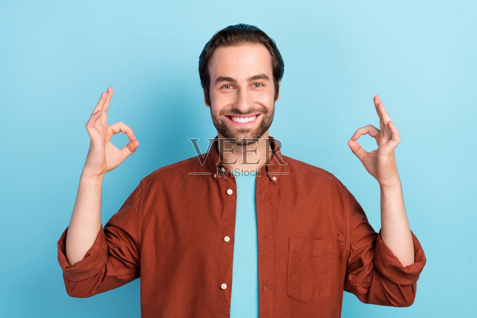 微笑的快乐男性在蓝色背景上展示“好”的手势，黑色星期五广告。照片摄影图片