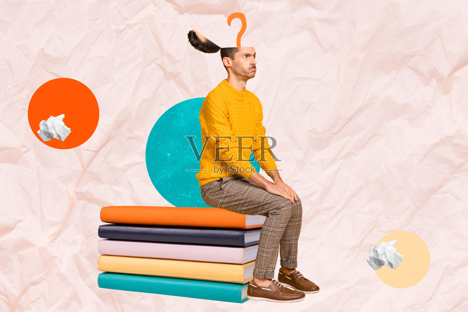 书堆堆叠的照片拼贴，展示了年轻男学生坐着，半个头部露出，面带困惑思考的表情，旁边有一个开放的问题符号，体现了教育和图书馆的主题。照片摄影图片