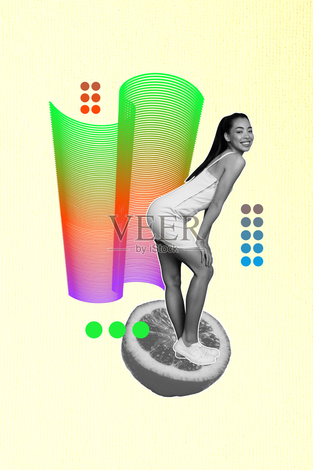 米色背景的复合趋势艺术作品，霓虹线波浪，年轻女性模特半身站立，手持橙色水果。照片摄影图片