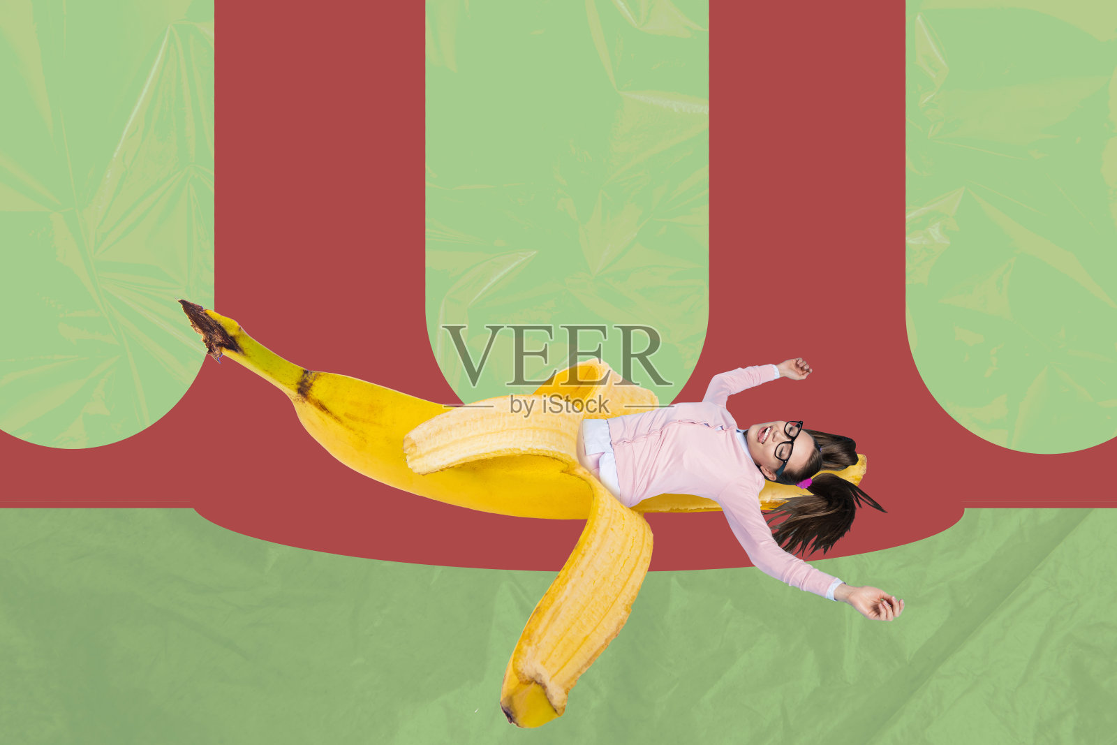 复合趋势艺术作品草图，3D照片拼贴，年轻女性躺在香蕉皮上，水果营养维生素健康食品照片摄影图片