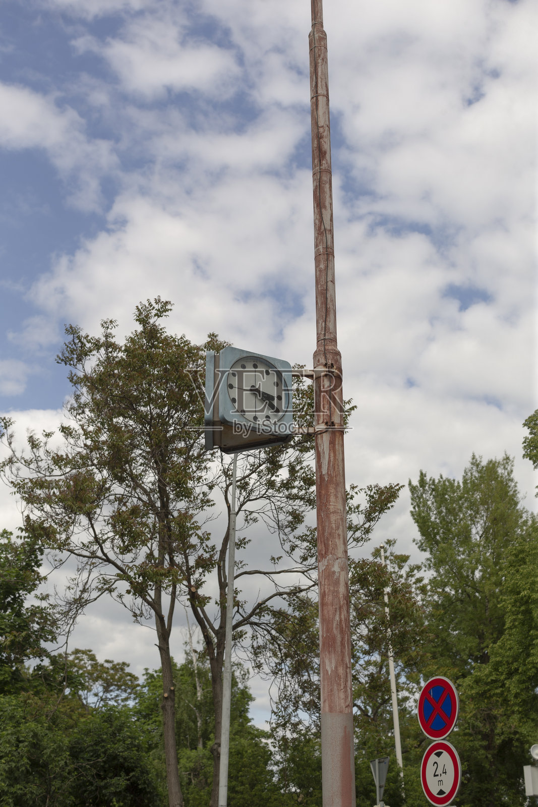 一座优雅地安装在城市绿地上的复古时钟照片摄影图片