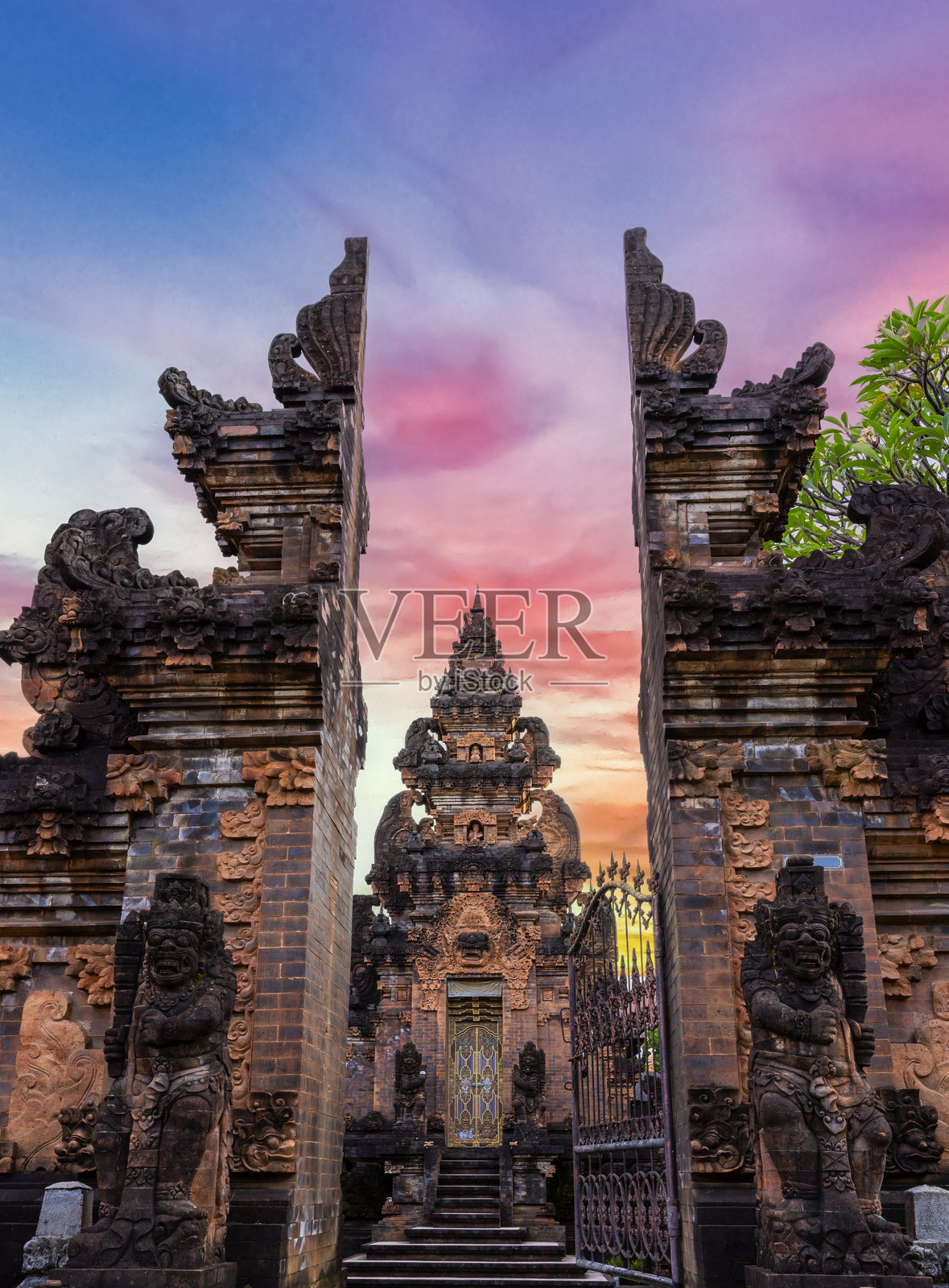 巴厘岛的多彩天空被称为“众神之岛”，以及碧蓝的海滩、郁郁葱葱的山脉和印度教宗教遗迹。照片摄影图片