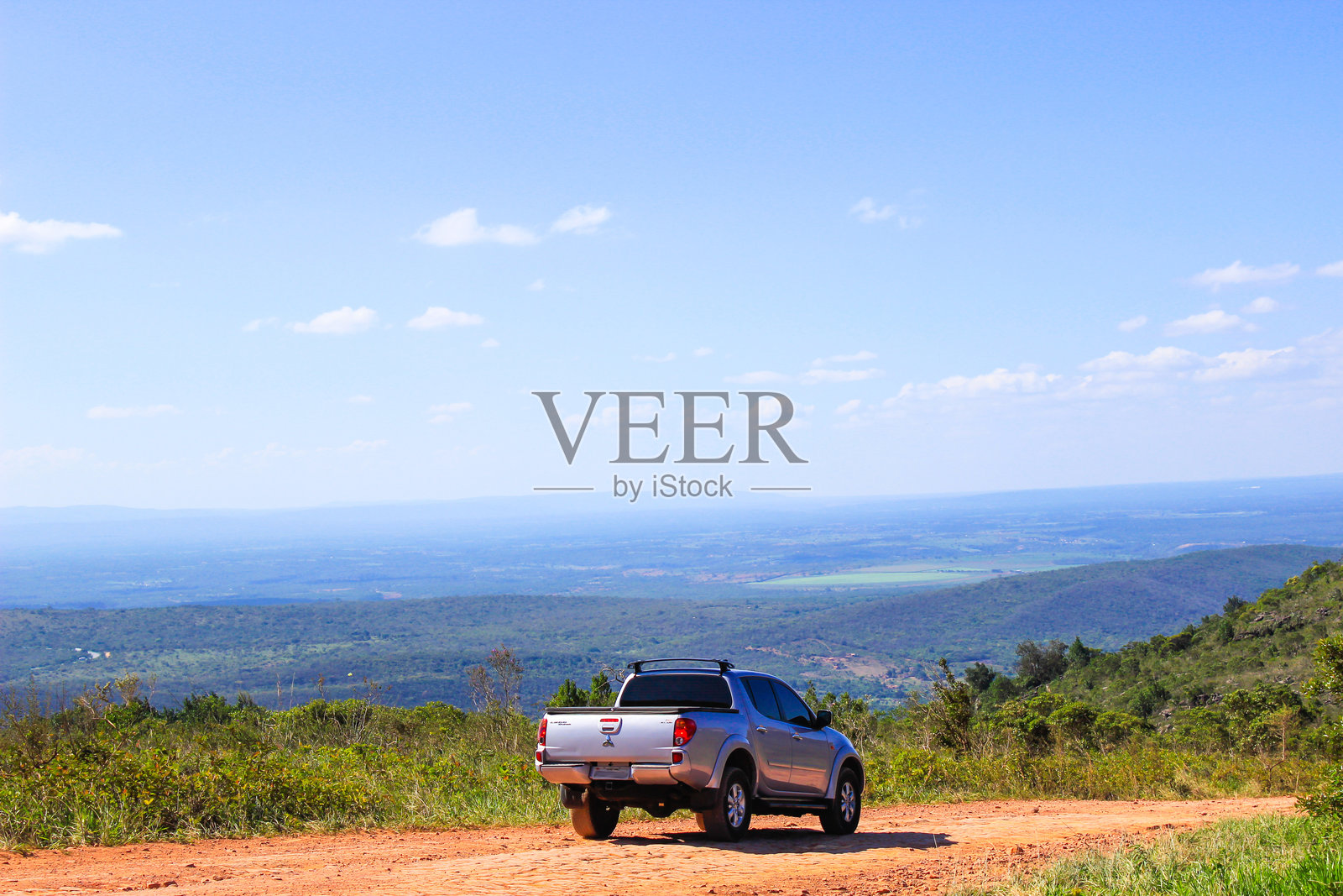 沉思于风景之中。照片摄影图片