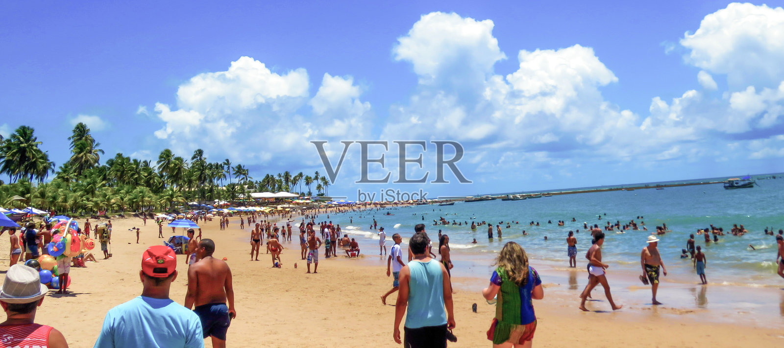 阳光明媚的海滩日子照片摄影图片