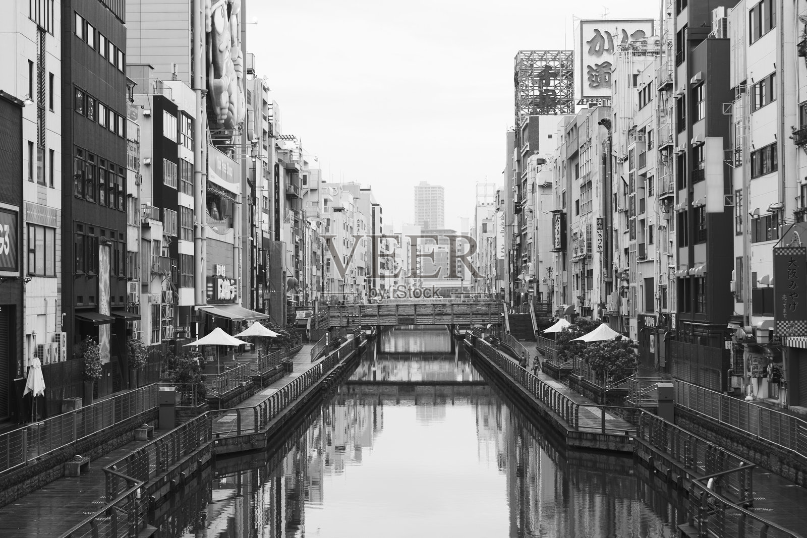 日本大阪的道顿堀运河。照片摄影图片