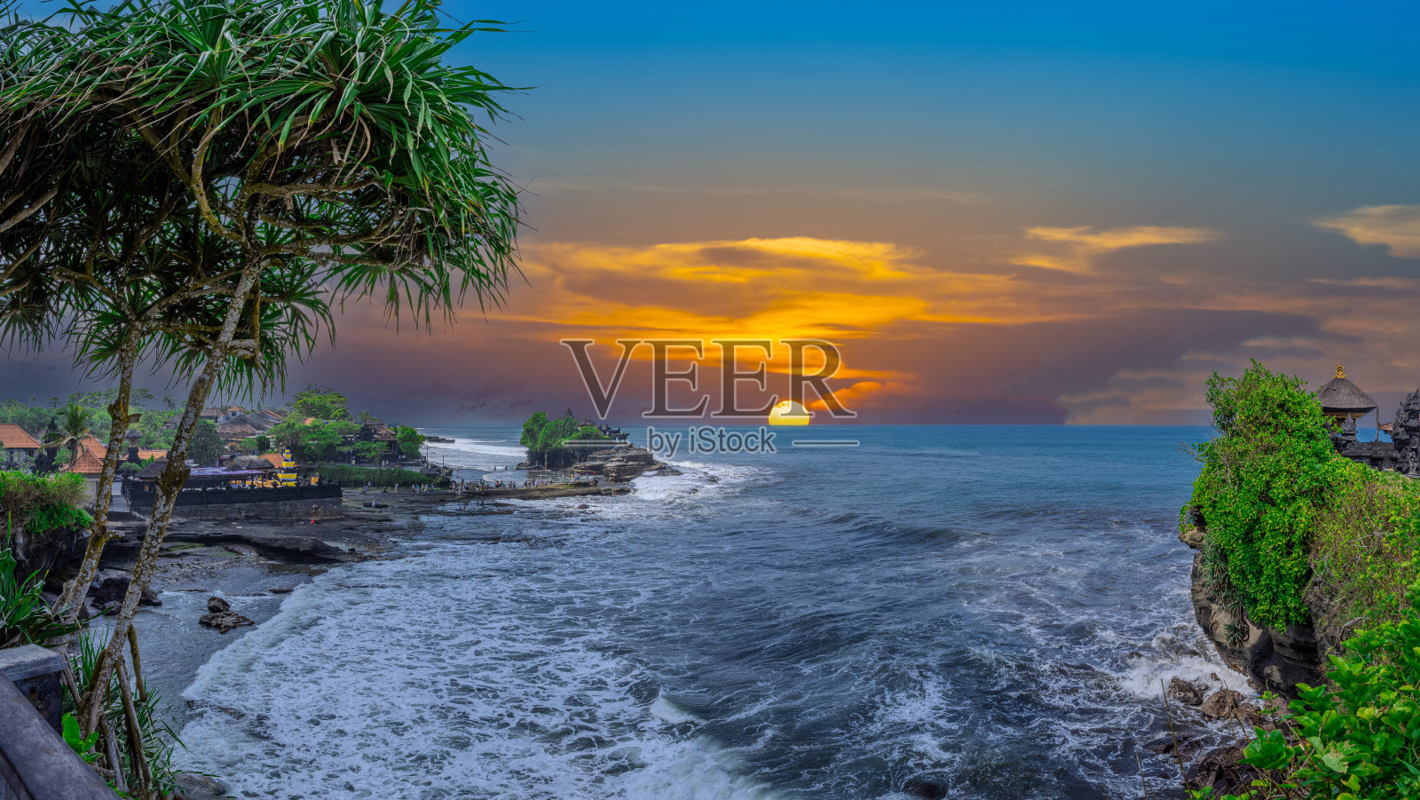 巴厘岛被称为“众神之岛”，拥有五彩斑斓的天空、碧蓝的海滩、郁郁葱葱的山脉和宗教的印度教遗迹。照片摄影图片