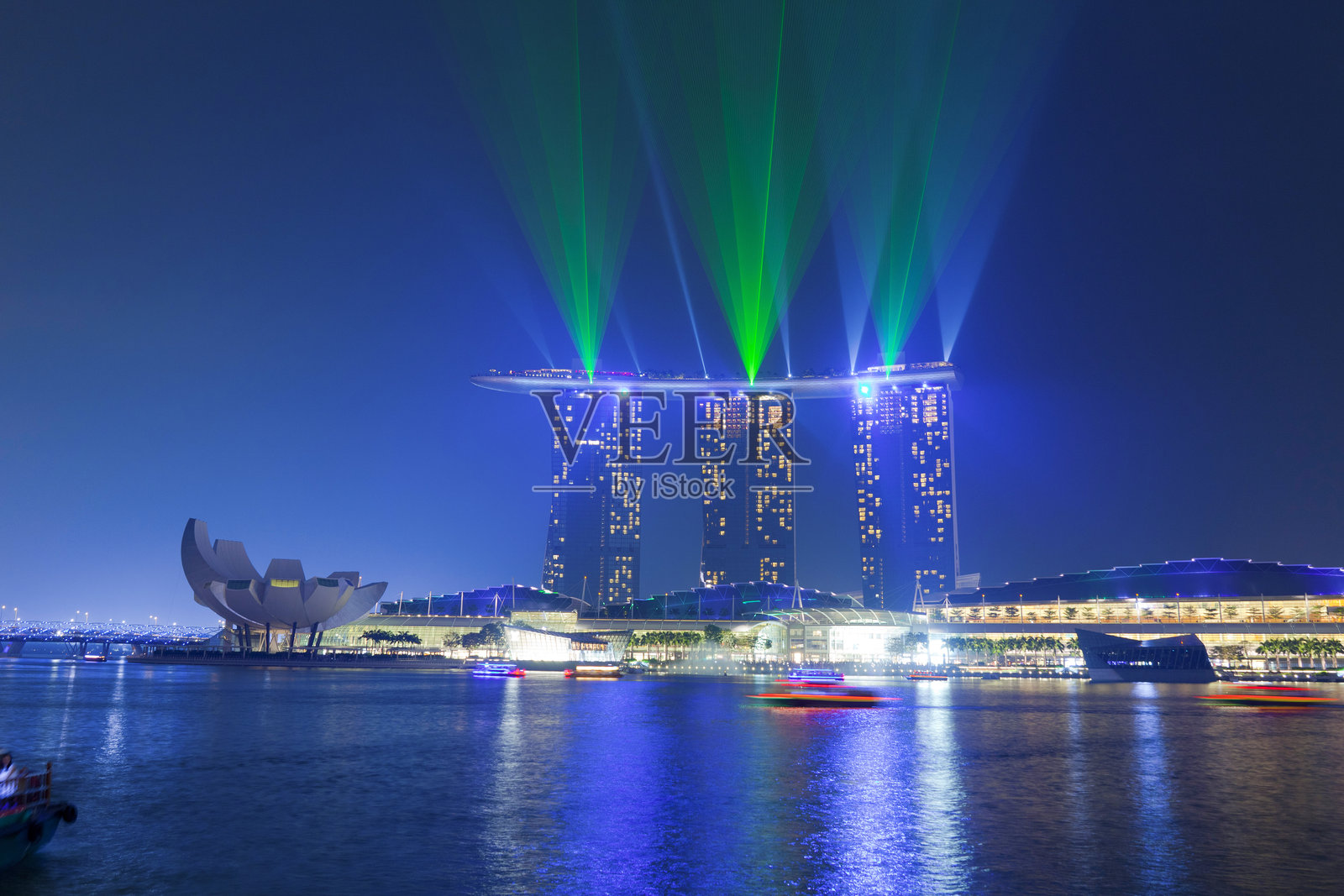 新加坡滨海湾金沙酒店灯光秀。照片摄影图片