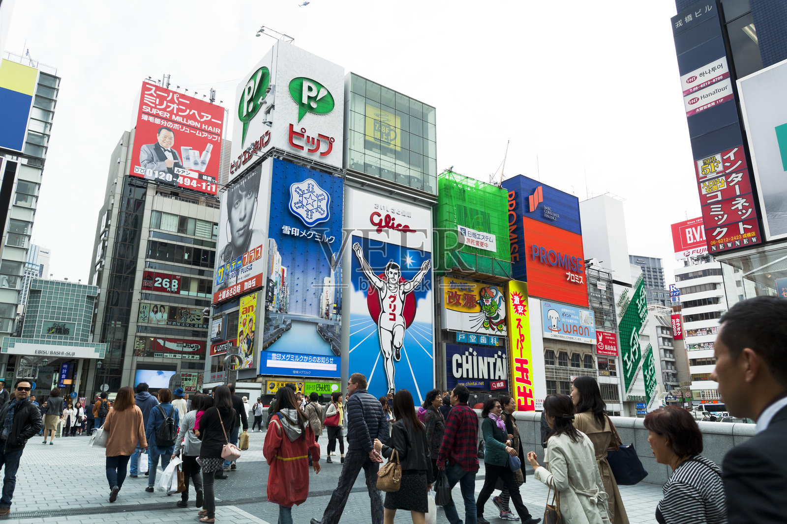 日本大阪道顿堀的格力高人灯光广告牌。照片摄影图片