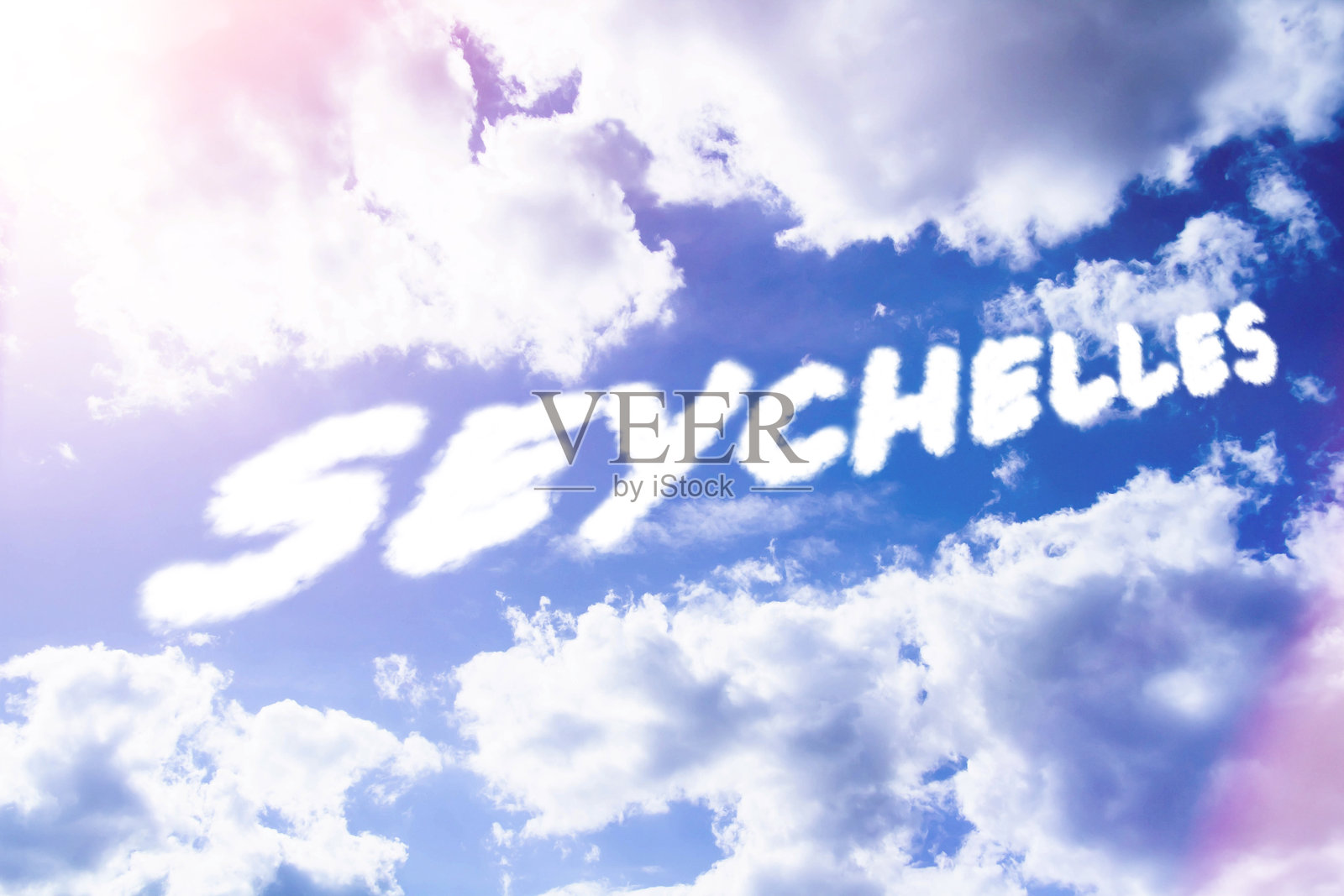 塞舌尔。阳光明媚的天空中云朵上的文字。照片摄影图片