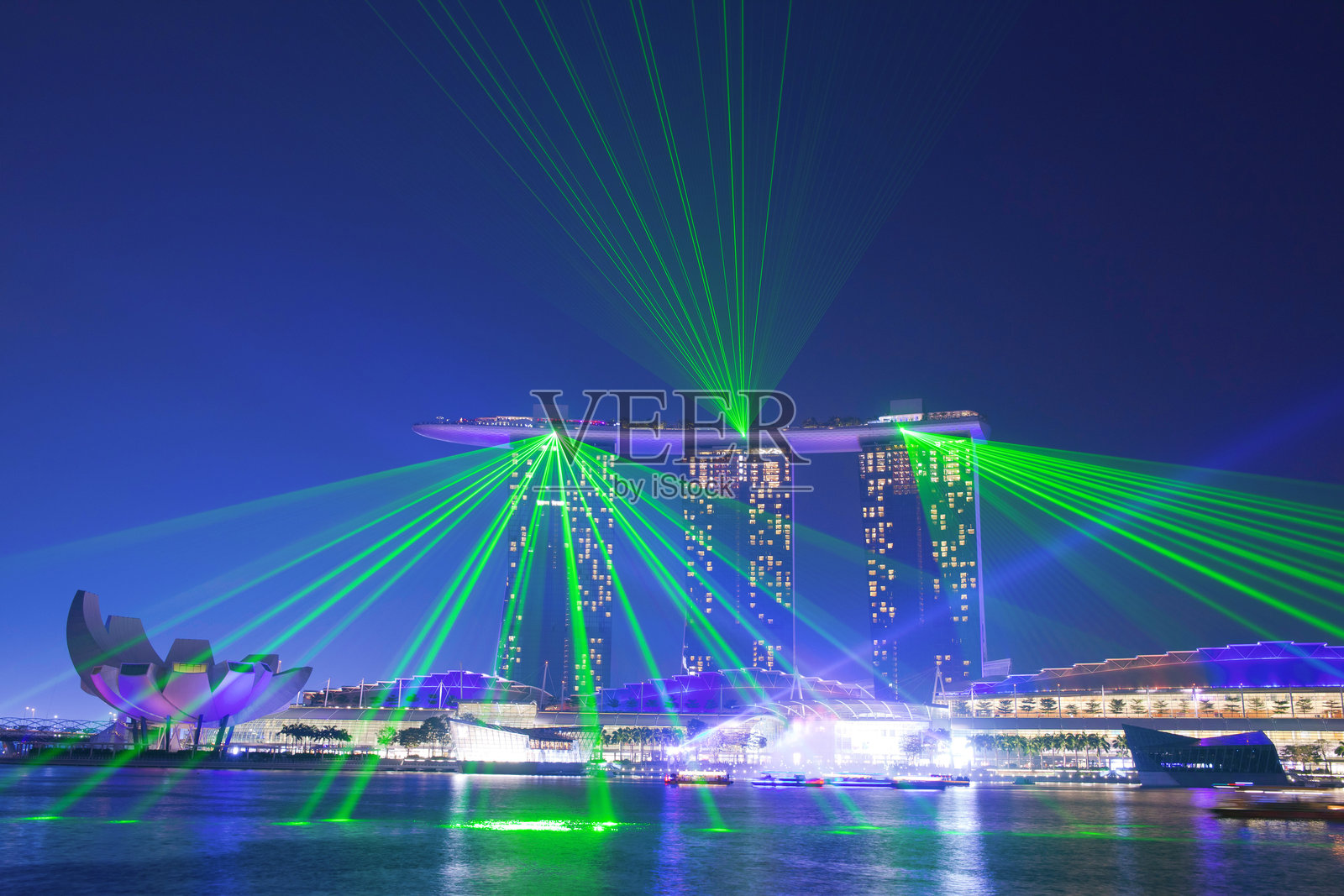 新加坡滨海湾金沙酒店灯光秀。照片摄影图片