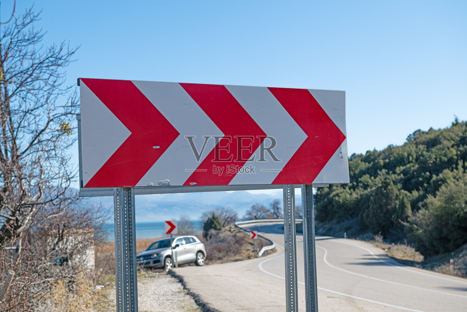 右转弯安全驾驶标志照片摄影图片