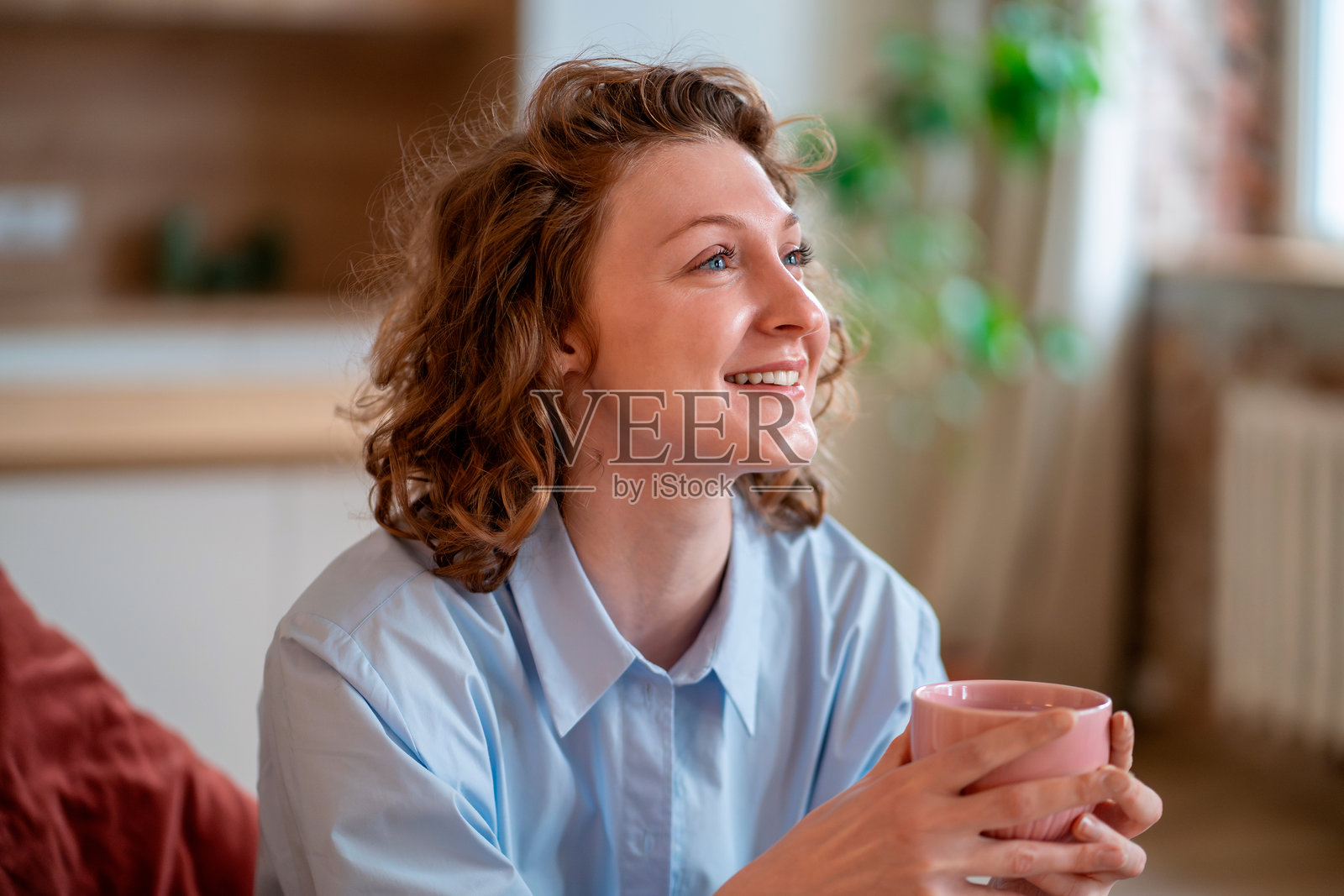 微笑的快乐女性享受咖啡休息，感受心理健康、感恩和平衡的生活方式。照片摄影图片