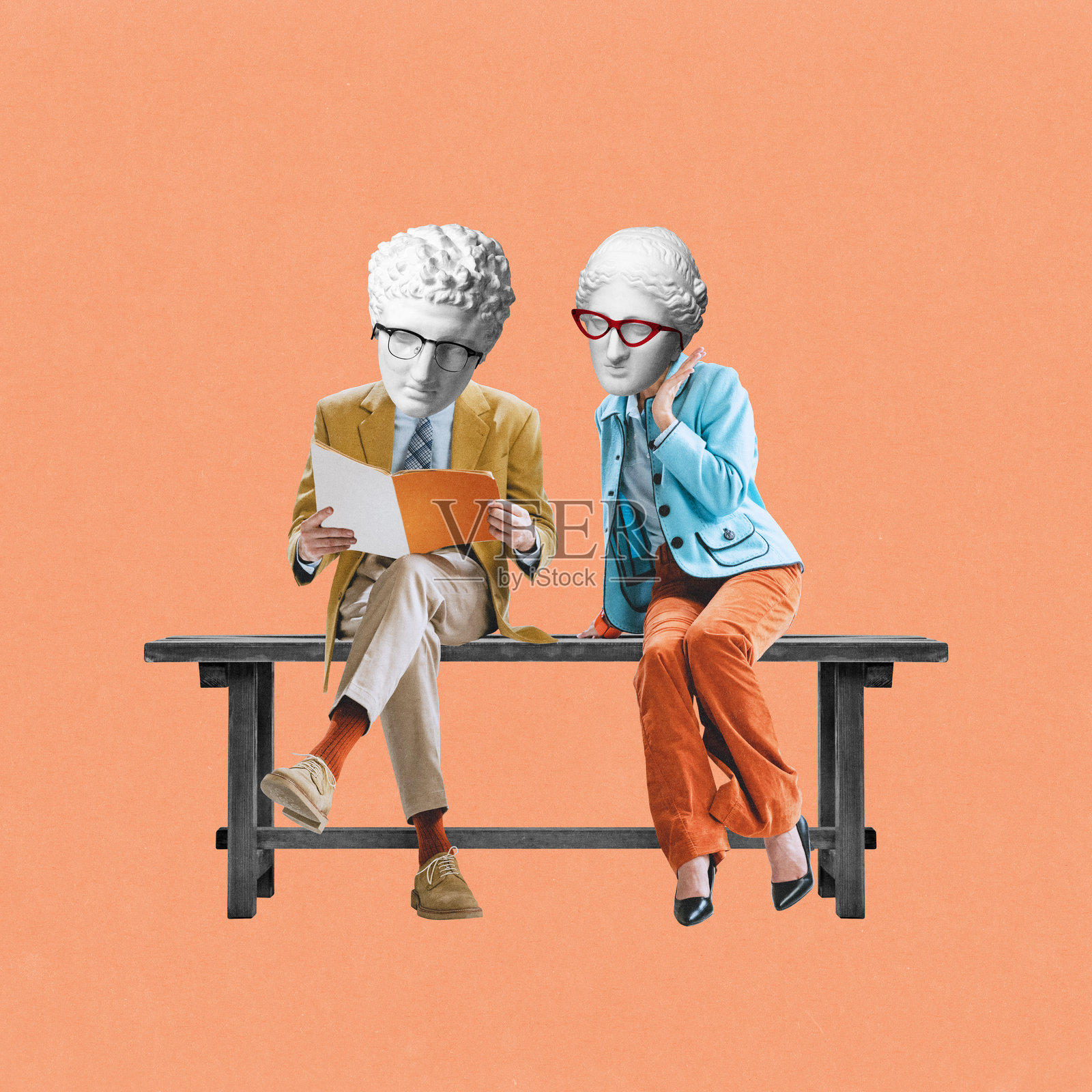 创意艺术作品。两个雕像头人物穿着复古服装，坐在长椅上认真地阅读和交谈，背景为珊瑚色。照片摄影图片