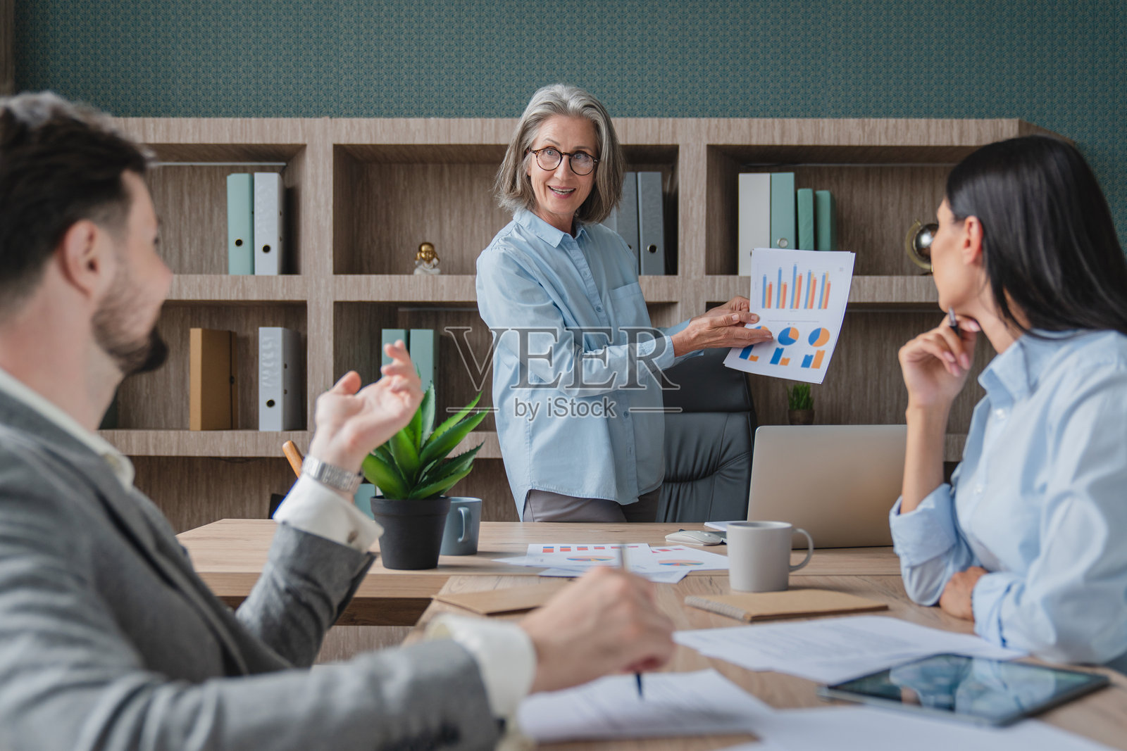 商务人士在会议上讨论销售计划、投资组合和公司报告的纸质文件，团队利用技术进行数字营销的头脑风暴、创意或增长计划。照片摄影图片